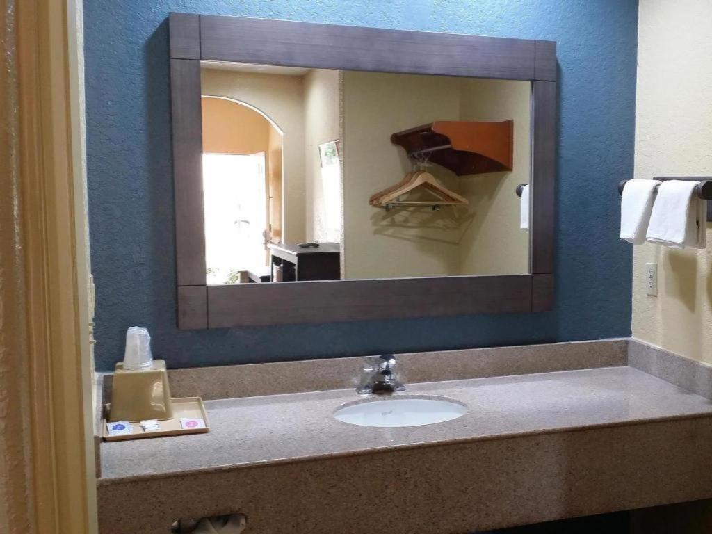 Americas Best Value Inn & Suites Northeast Houston Extérieur photo